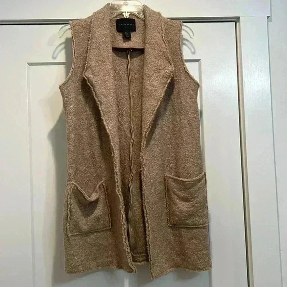 Tahari tan colored vest size small. In really good condition! - Picture 1 of 4